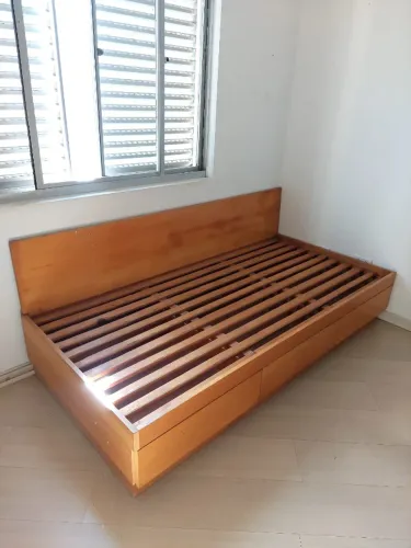 Cama de solteiro com gavetas e conjunto de prateleiras