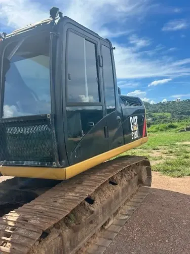 ESCAVADEIRA HIDRÁULICA DISPONÍVEL