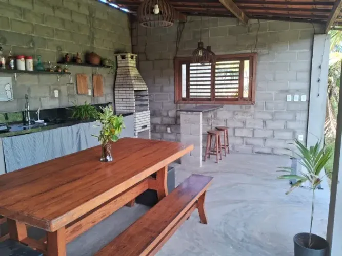 Casa de sítio rodeado de lagoa e praia