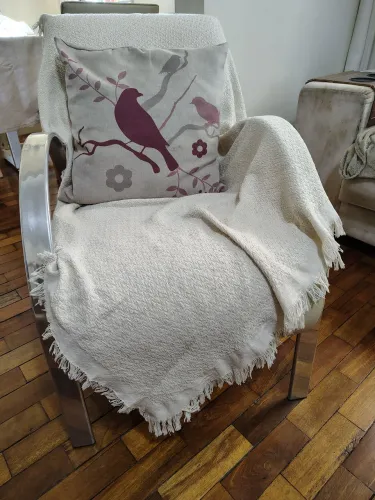 Poltrona com braços de metal 