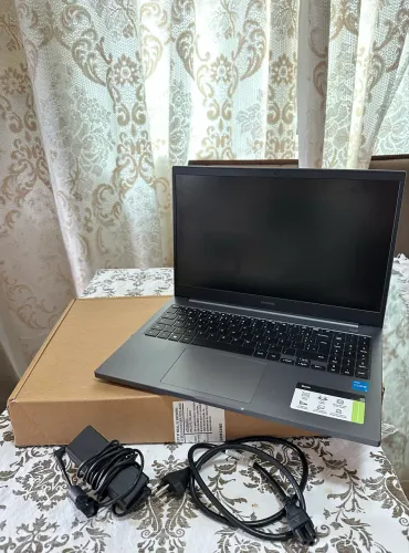 Notebook Samsung Book4 8GB RAM novo!!