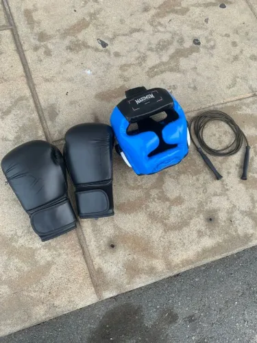 Luvas Adidas e capacete Maximum 