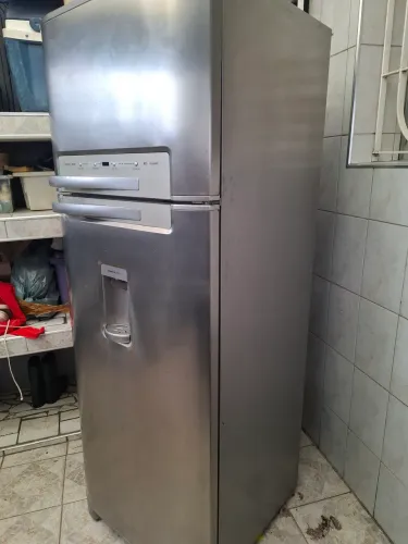 Geladeira Electrolux modelo DW48x com dispensar de água 409 litros 220v
