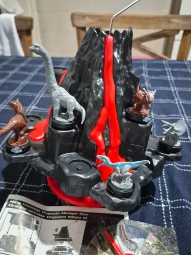  Jogo de tabuleiro Jurassic World Shaky Volcano da EPOCH Games. 