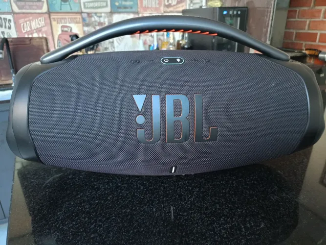 Vendo uma JBL Bombox 3 , nova com capa adicional.
