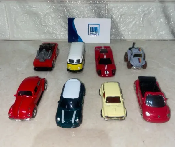 Lote com 8 carrinhos de ferro hot wheels e similares fusca e kombi 