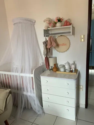 Berço + colchão + cômoda + dorssel + mosquiteiro + suporte pendurar roupas