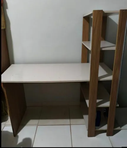 Mesa para Computador com Estante Integrada - Ótimo Estado