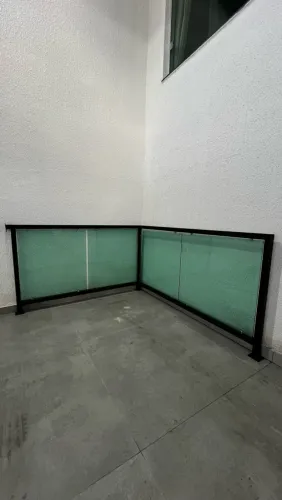 Vendo guarda corpo com vidros instalados