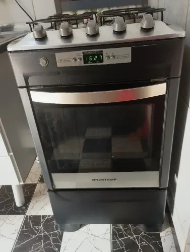 Fogão Brastemp 4 bocas com relógio digital e alarme de tempo