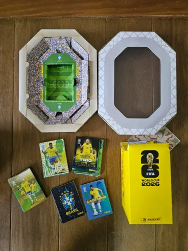 Kit 100 Envelopes Copa 2026 + Estadio com 60 CARDS Brasil