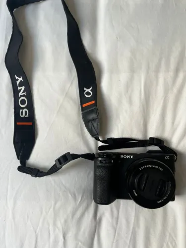 Câmera Sony Alpha a6700 + Lente do kit 16-50mm