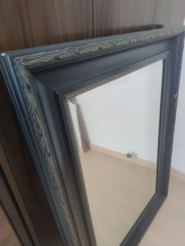 Espelho com moldura de madeira