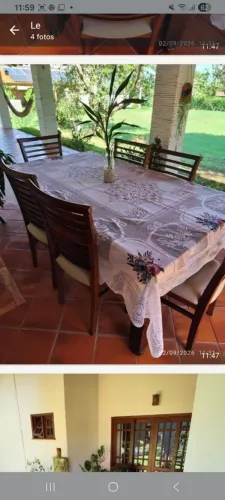 Mesa de jantar em madeira maciça. As manchas do tampo, se resolve com uma bela toalha