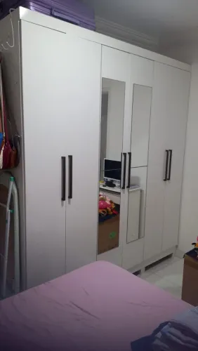 Vende-se um guarda-roupa de casal bastante conservado.