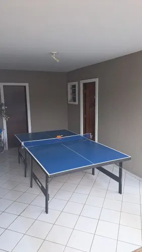 Mesa de Ping Pong com raquetes e rede