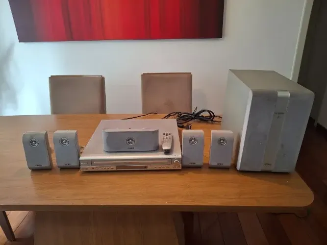 Home Theater PHILIPS Modelo HTS 5500 C 