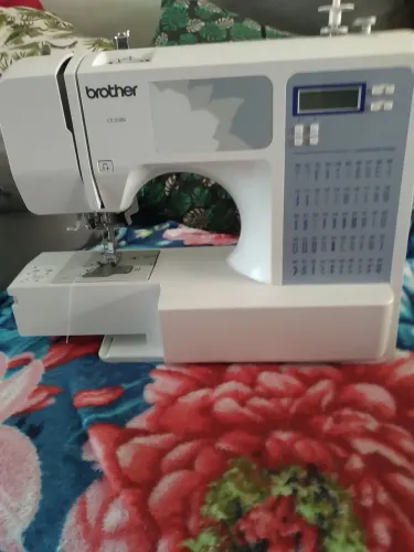 Vendo uma máquina de costura 