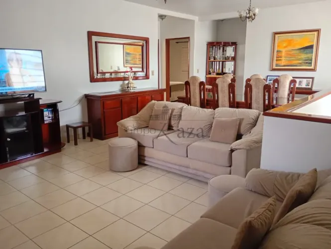 Casa/Sobreloja - Residencial - No bairro Jardim das Indústrias - 3 Dormitórios - 220m²