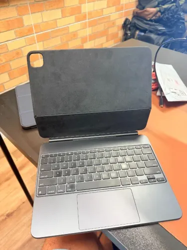 Teclado Magic Keyboard iPad Pro M4 13" Preto