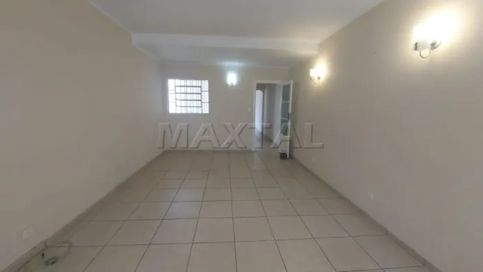 Casa de 200 m², para Locação, com 03 Quartos, Sacada, Churrasqueira, na Água Fria.