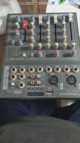 Vende-se mixer de áudio (mesa de som).