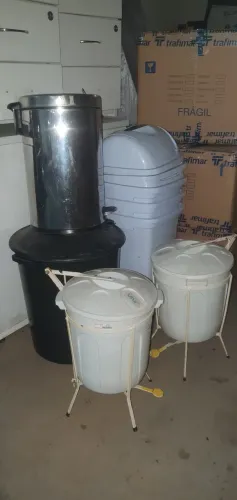 Lote de lixeiras e baldes plásticos ? 7 peças
