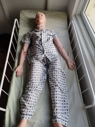 Boneco simulador de enfermagem 