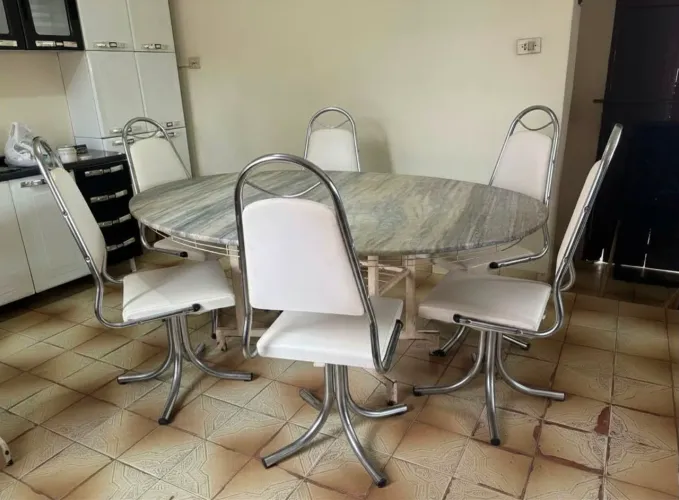 Mesa de mármore com cadeiras