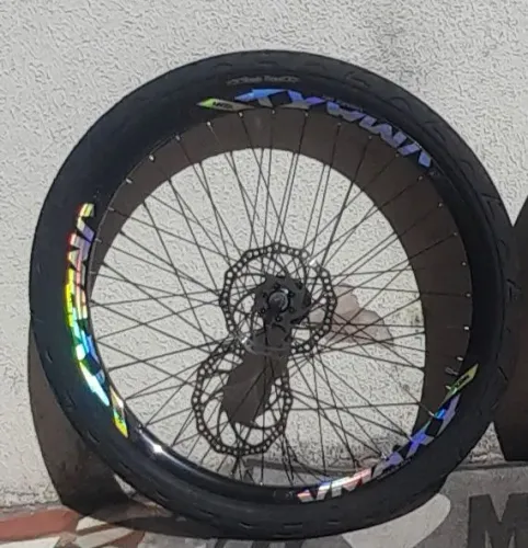 Vendo roda traseira vmaxx DH com pneu kenda flame novo