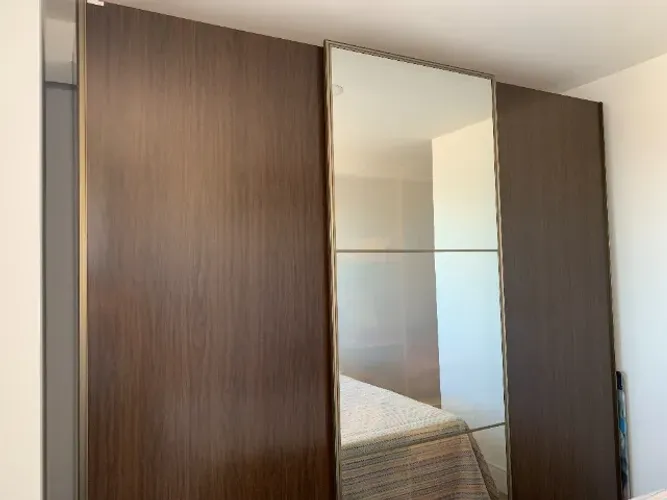 Guarda-roupa Rudnick grande e com ESPELHO