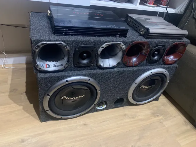 Som automotivo pioneer 