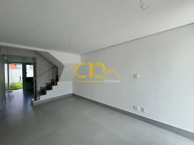 CASA GEMINADA NO BAIRRO SANTA MÔNICA/BH, COM ENTRADA INDIVIDUAL.