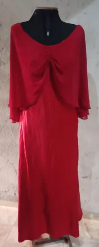 Vestido longo vermelho com tecido em cetim e drapeado de chiffon na parte de cima!!