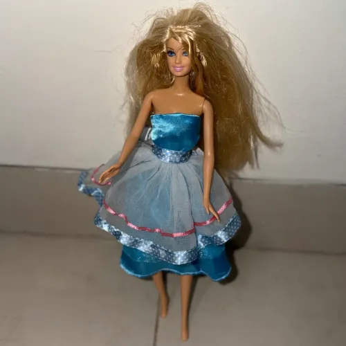 BARBIE Boneca Barbie Moda e Magia (Fashion Fairytale) Versão Transformadora (Vestido Azul)