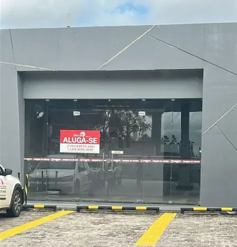 Loja para locação com aproximadamente 37m², banheiro privativo, porcelanato e porta de vid