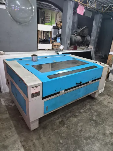Maquina laser co2 1600x1000 2 cabeças 130wts pronta para trabalhar