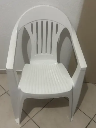 Cadeira de plástico pouco uso