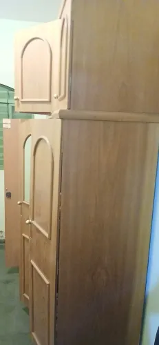 Vendo Guarda-roupa 3 portas, espelho, vários compartimentos. Estado de novo.