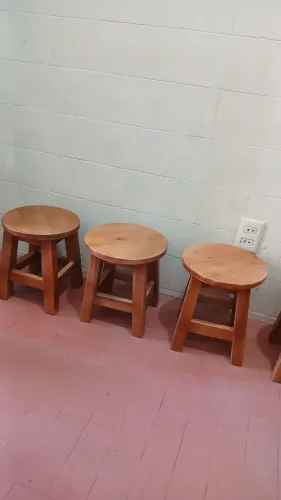 Banquetas de madeira