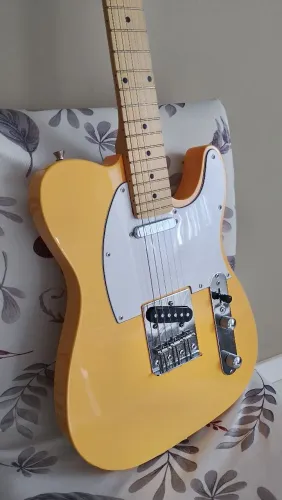 Guitarra Telecaster Squier com logo Fender amarela