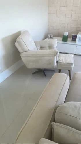 Poltrona com puf giratória em tecido
