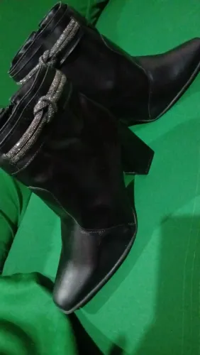 Bota salto médio, super confortável, apenas 1 vez o uso..