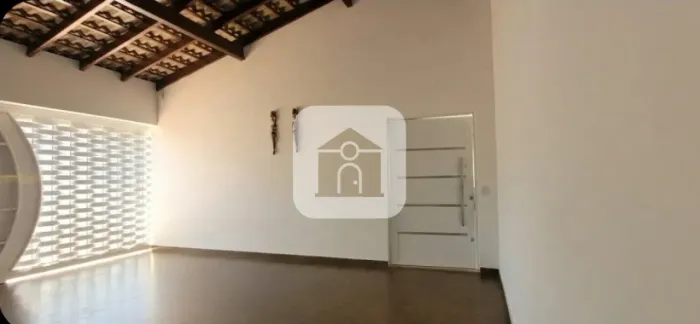 Privacidade e Elegância: Residência com Piscina e Quintal Frutífero