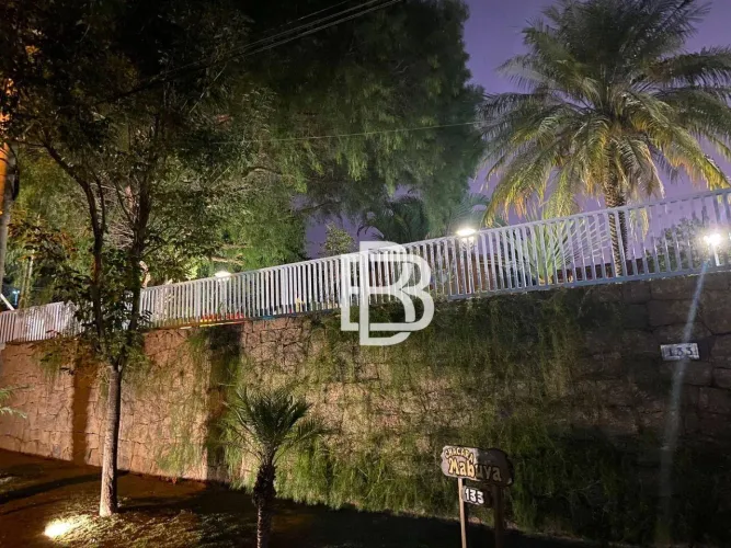 linda Casa térrea com campo de futebol e piscina
