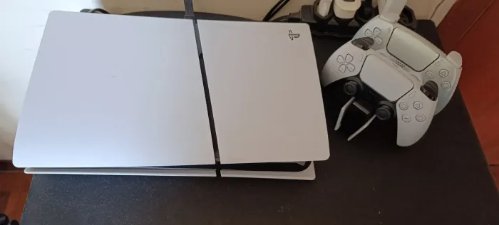 PS5 slim digital, 1T armazenamento, 2 controles, carregador automático