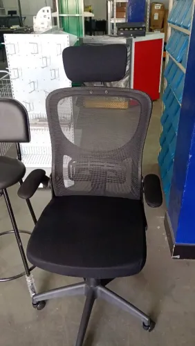CADEIRAS E POLTRONA E NA OOJA CENTERACO ITAPUA SO NOVAS *