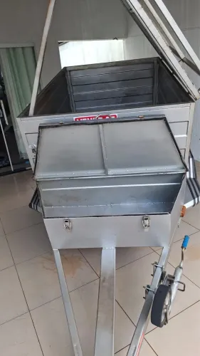 Carretinha baú reforçada