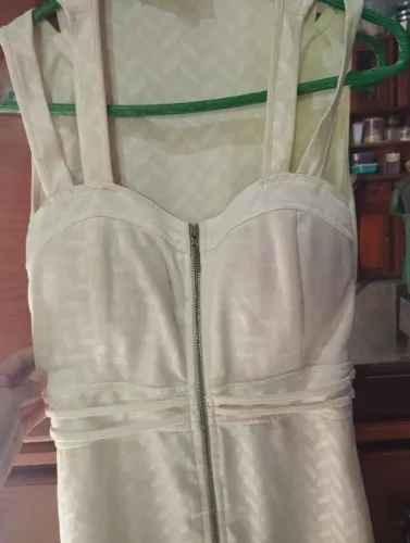 Vestido com zíper na frente de bojo