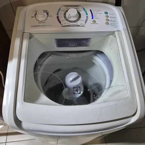 Lava Roupas Electrolux 8 kg turbo economia. 